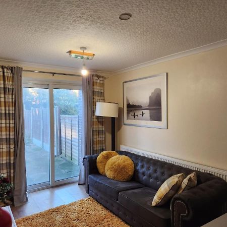 Crane Home In Dagenham With Free Wi Fi Bagian luar foto