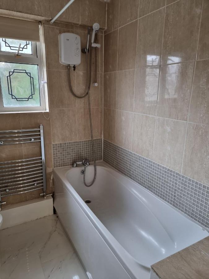 Crane Home In Dagenham With Free Wi Fi Bagian luar foto