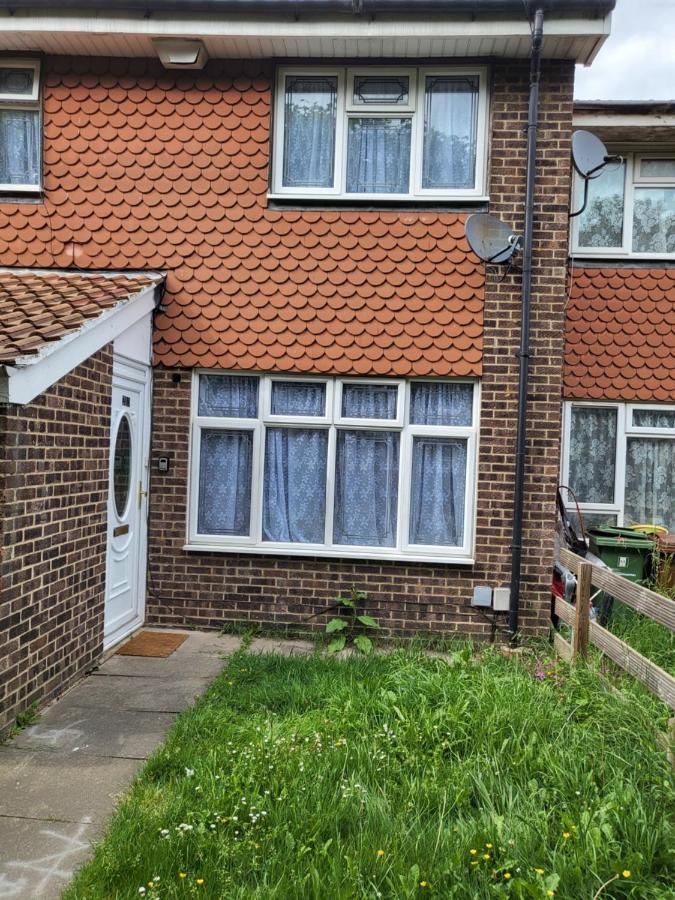 Crane Home In Dagenham With Free Wi Fi Bagian luar foto