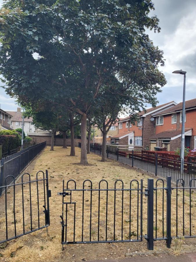Crane Home In Dagenham With Free Wi Fi Bagian luar foto