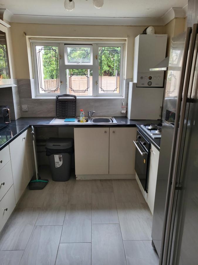 Crane Home In Dagenham With Free Wi Fi Bagian luar foto