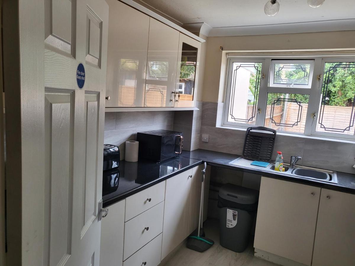 Crane Home In Dagenham With Free Wi Fi Bagian luar foto