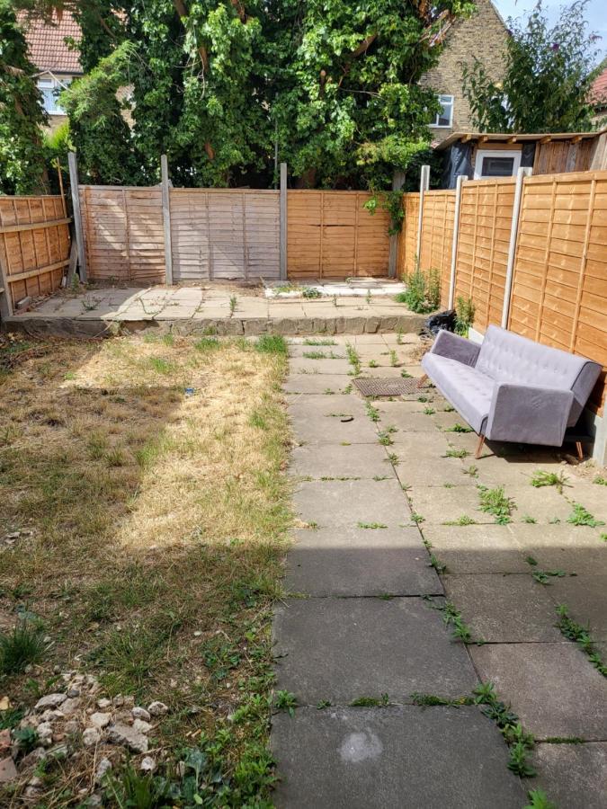 Crane Home In Dagenham With Free Wi Fi Bagian luar foto