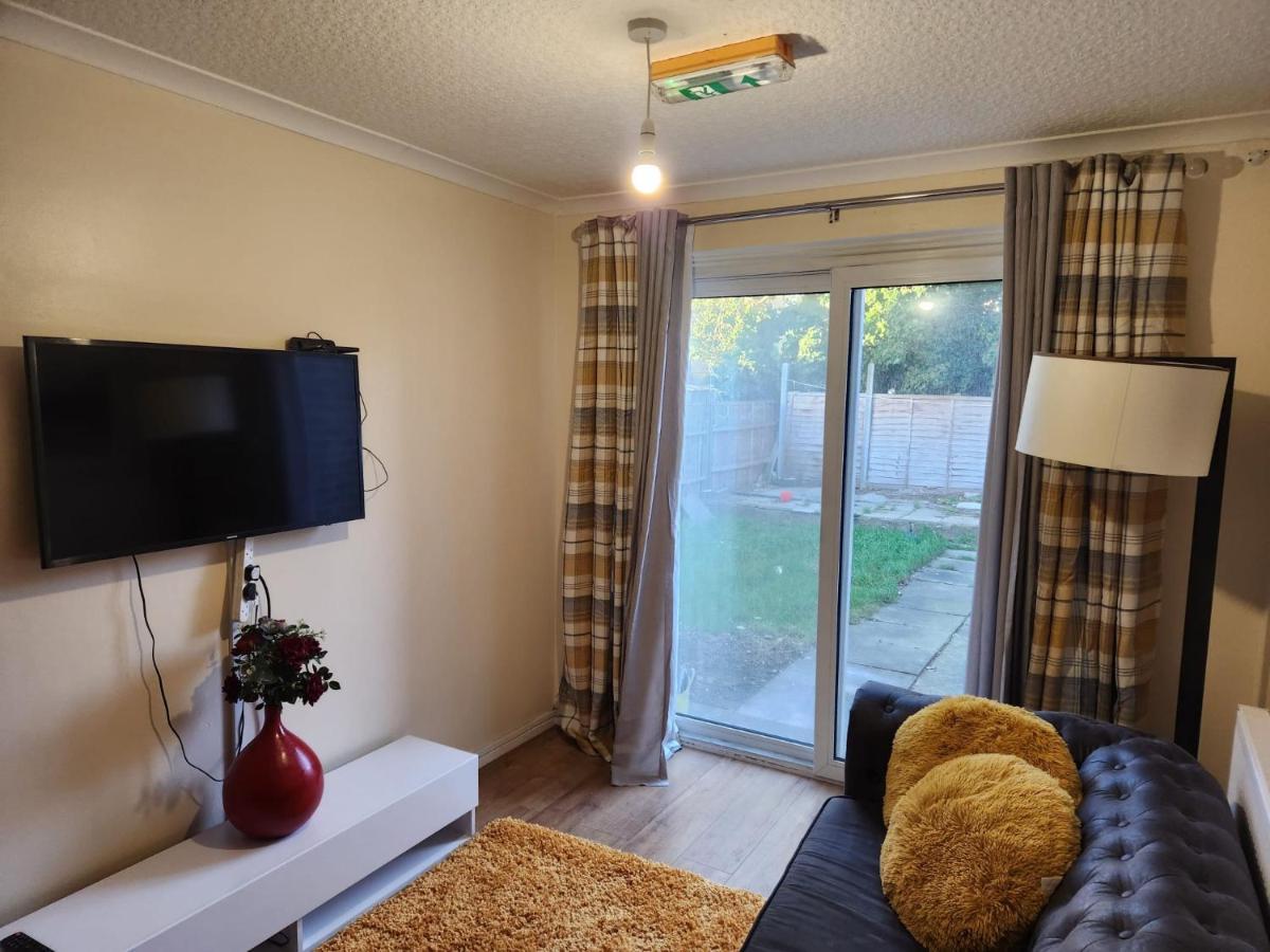 Crane Home In Dagenham With Free Wi Fi Bagian luar foto