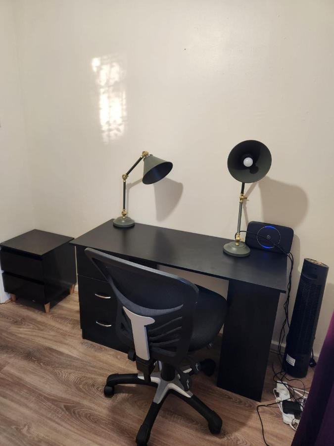 Crane Home In Dagenham With Free Wi Fi Bagian luar foto